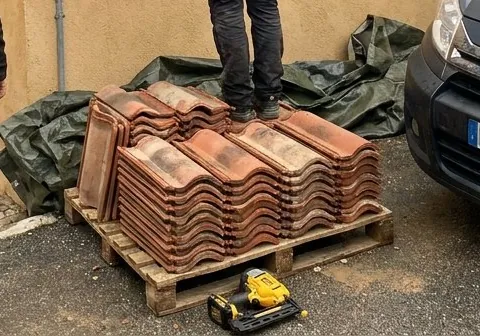 Palette de tuiles canal prêtes à poser sur un chantier de toiture à Allauch